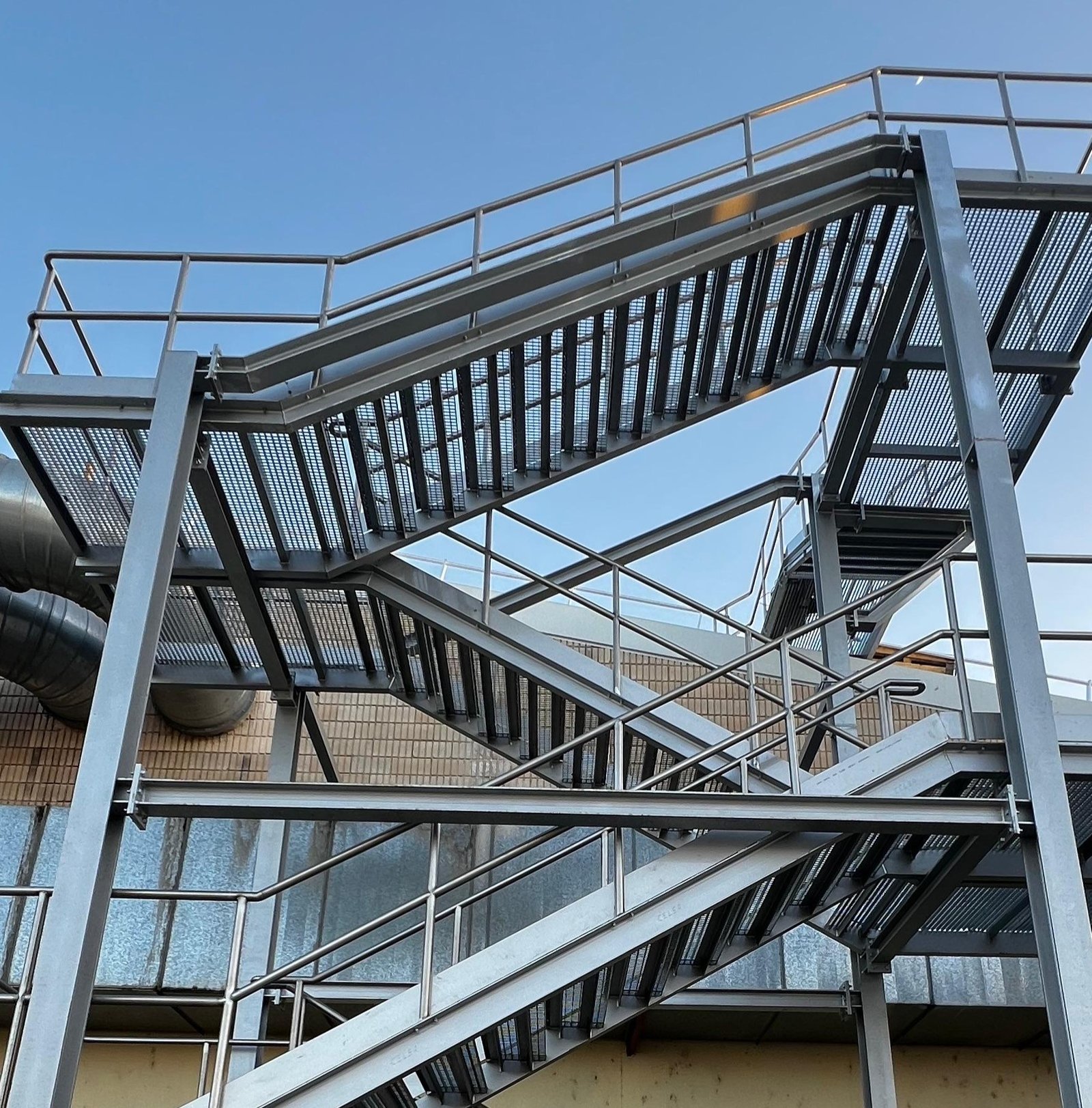 Escalera de acceso a cubierta